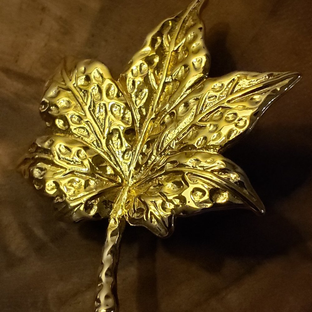 Talbots goldtone maple leaf pin (brooch)